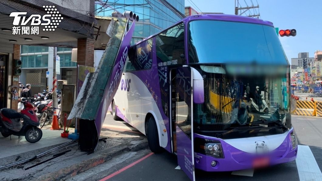 紫色撞紫色!遊覽車右轉尷尬了 車身撞掉整塊早餐店招牌