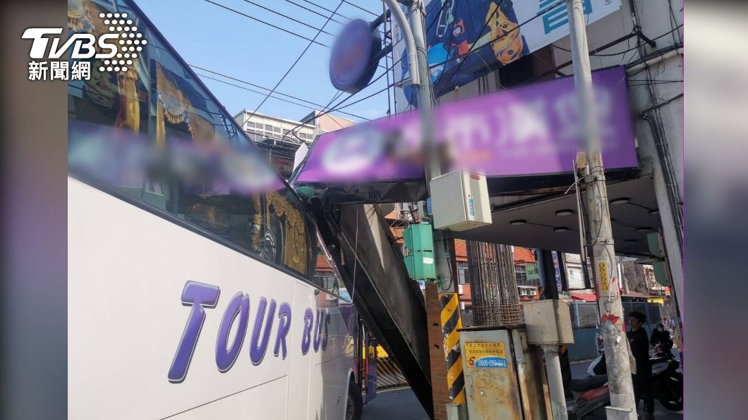 遊覽車右轉時撞上招牌。(圖/TVBS)