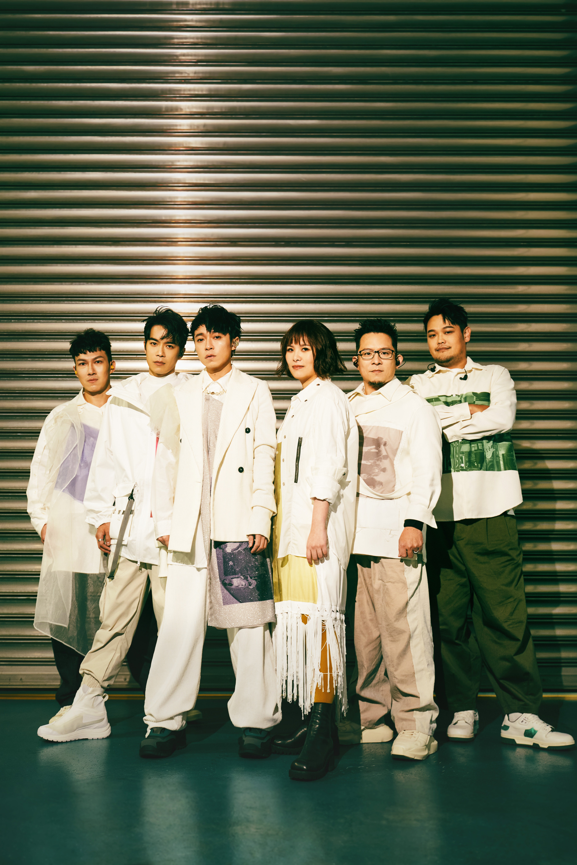 魚丁糸推出《池塘影夜》演唱會的兩首現場Live MV〈空氣中的視聽與幻覺〉、〈星月花火〉。(圖/環球音樂提供)
