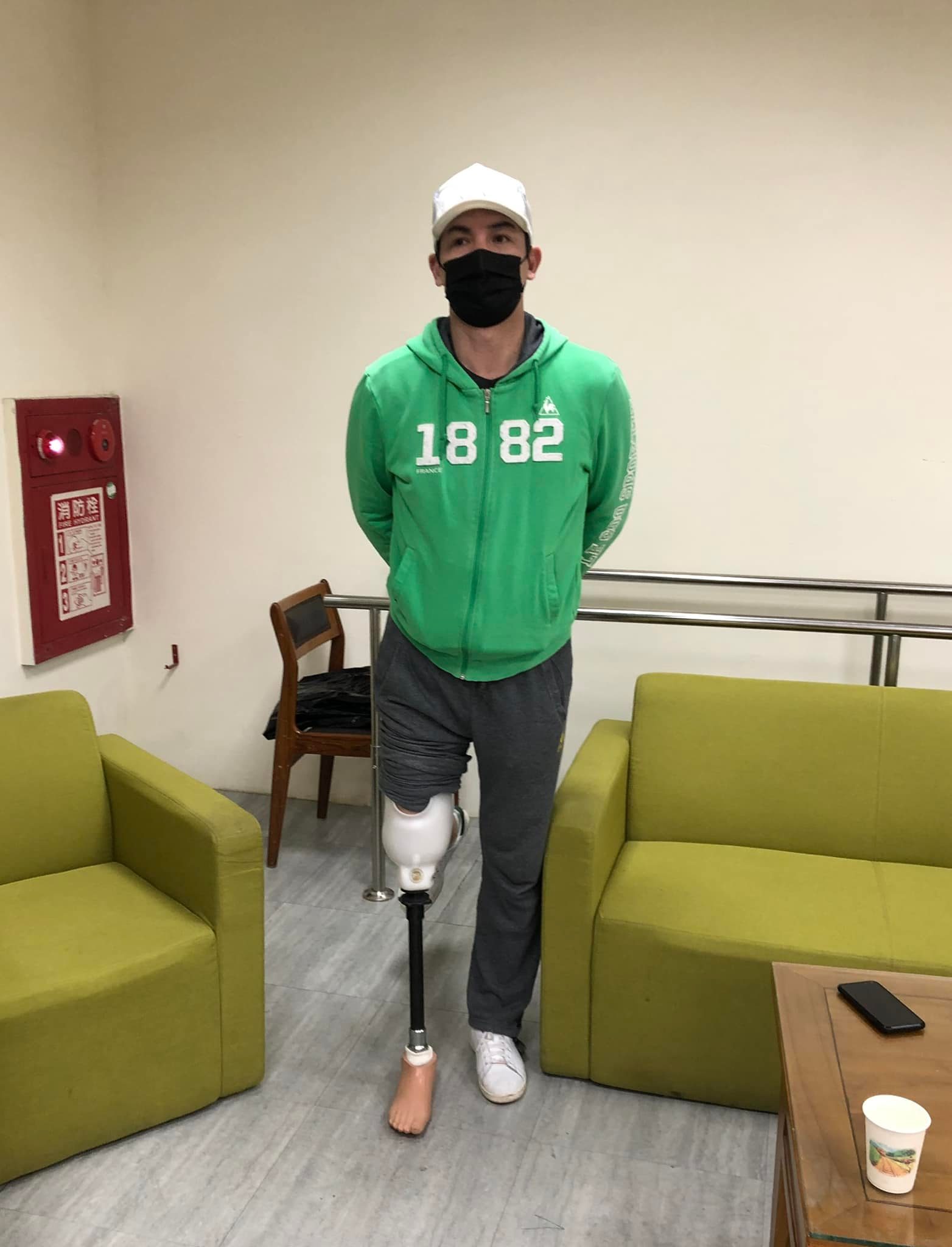 其實伊正是為了新戲在練習中，腳就藏在後面。（圖／翻攝自伊正臉書）