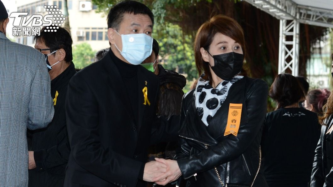 資深演員李天柱(左)、向娃(右)親赴靈堂送別巴戈。(圖/謝佩樺攝)