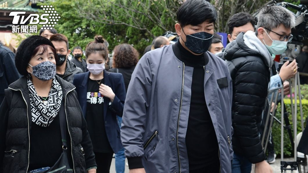 曾國城(中)擔任巴戈告別式的總幹事。(圖/許方正攝)