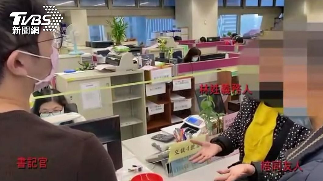 婦人向朋友借錢繳罰鍰。(圖/TVBS)