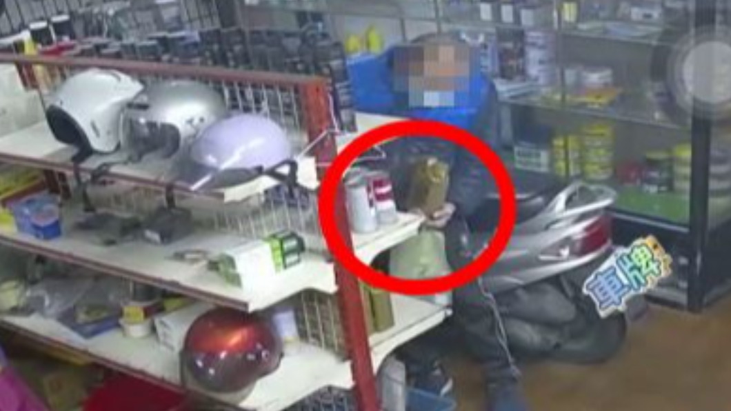 騙錢新手法!禿頭男偷機油 謊稱「老婆買錯要退款」