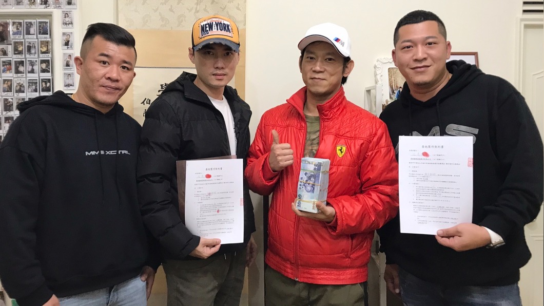 演員超艾夾(圖左至右)、張峰議、導演顏正國、草爺積極各項公益活動。(圖/紅心字會提供)