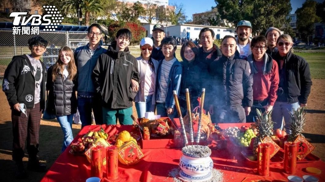 楊紫瓊（左五）先前開心的勾劉敬（左四）一同合照。（圖／經紀人提供）