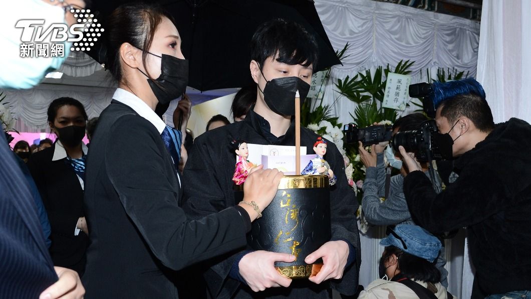 巴笙(中)親捧爸爸巴戈的牌位。(圖/許方正攝)
