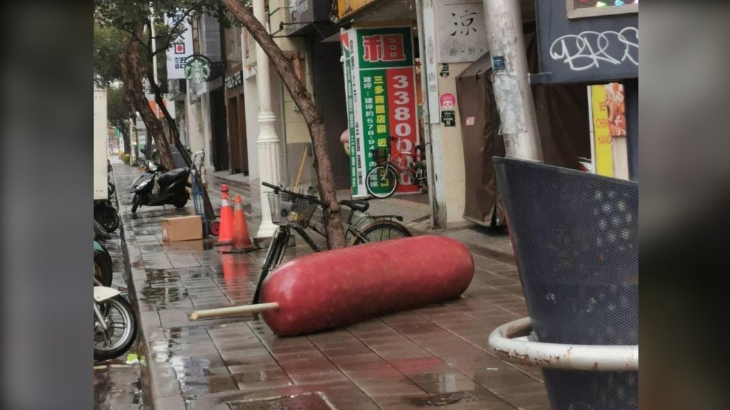 「巨無霸香腸」躺路邊網全笑歪　失主出面說話了