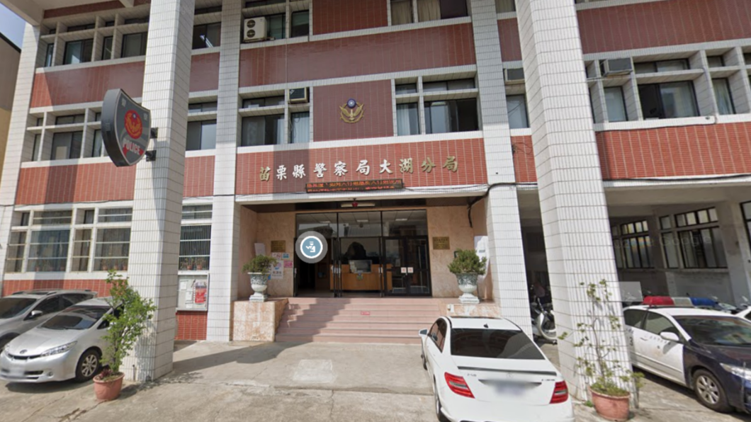 苗栗老翁倒路中身亡,身上有「輪胎痕」疑被撞死,警方要調閱監視器持續追查。(圖/翻攝自Google 街景)