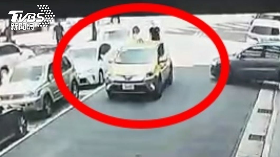 丟完鞭炮後黃男又跑回同一輛計程車。（圖／TVBS）
