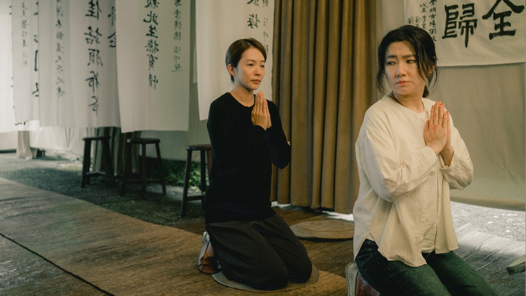 高宇蓁(左)在片中懷疑妹妹Selina回家的目的。(圖/皮諾丘電影提供)
