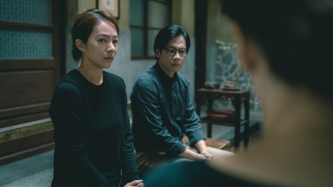 高宇蓁(左)飾演家中大姊,和飾演老公的舒偉傑一起住在娘家。。(圖/皮諾丘電影提供)