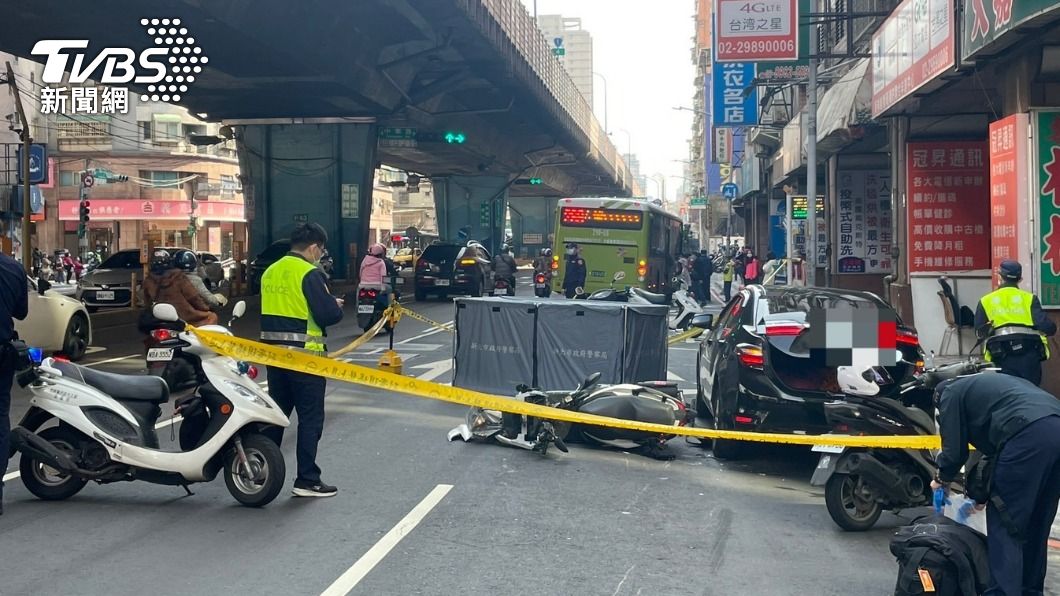 騎士的親友騎在死者後方目擊車禍全程。(圖/TVBS)