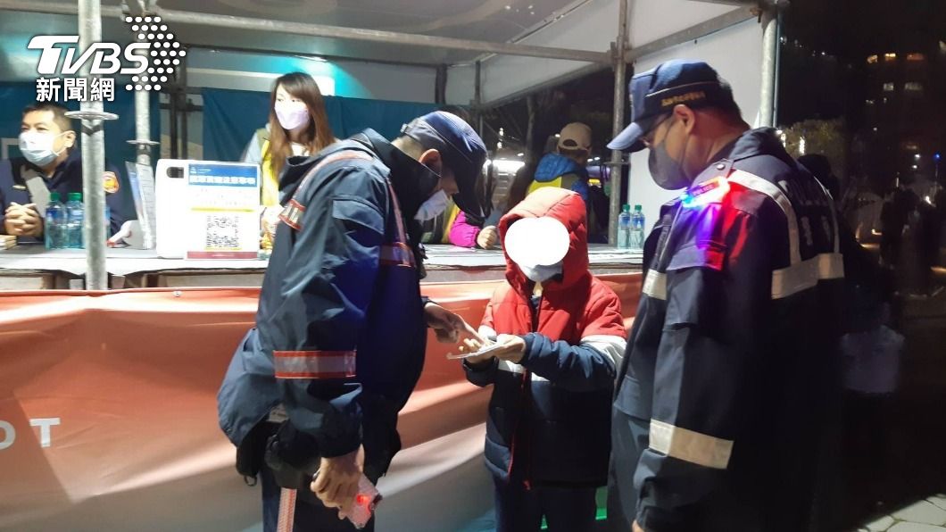 高雄燈會擠爆!男童走失「聽爸爸的話」 尾隨員警獲讚聲