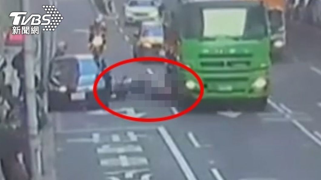 驚悚車禍影像曝!騎士為閃違停車摔倒 遭砂石車當場輾死