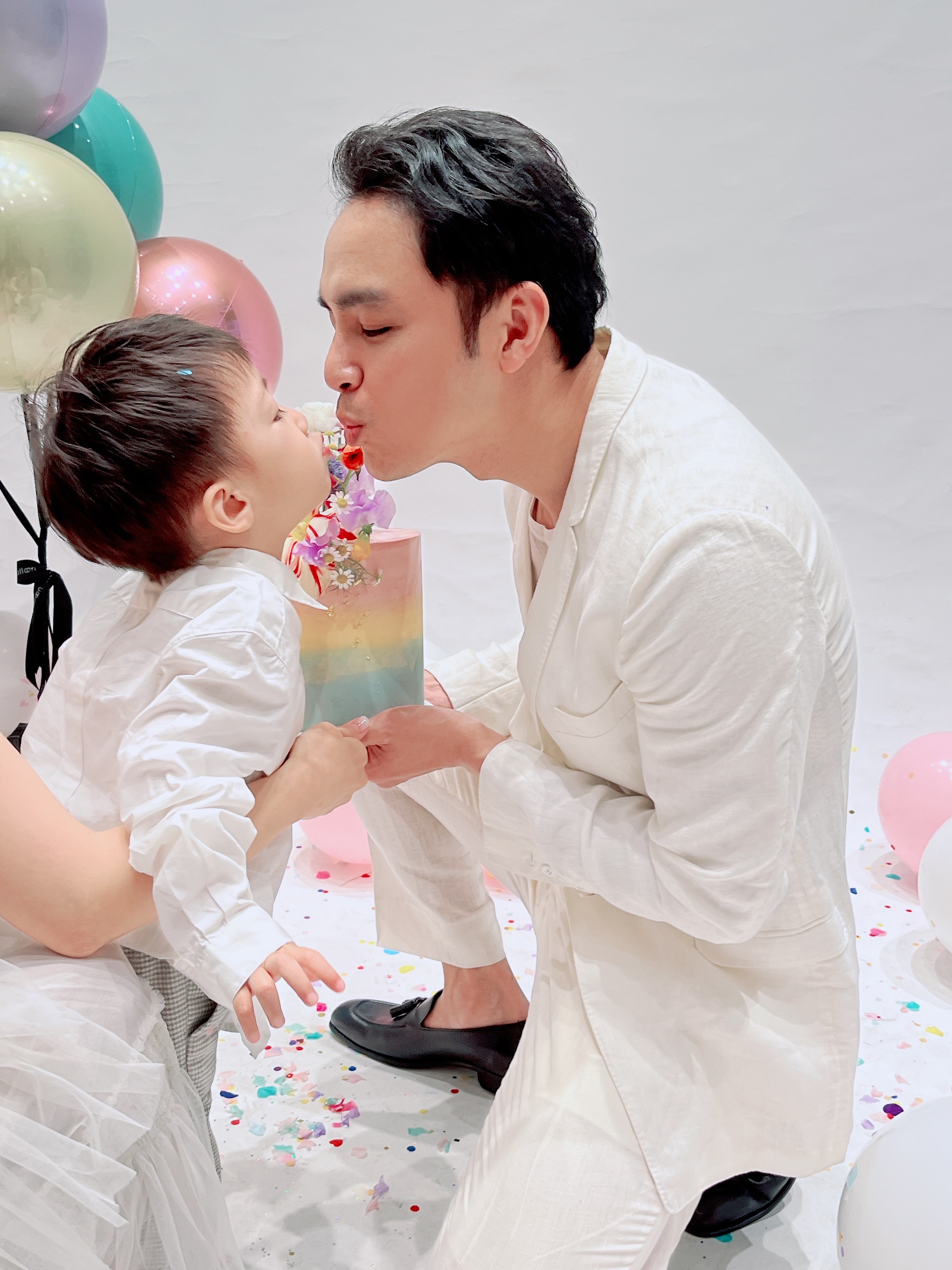 明道與兒子嘟嘴親吻。(圖/恆星影業提供)