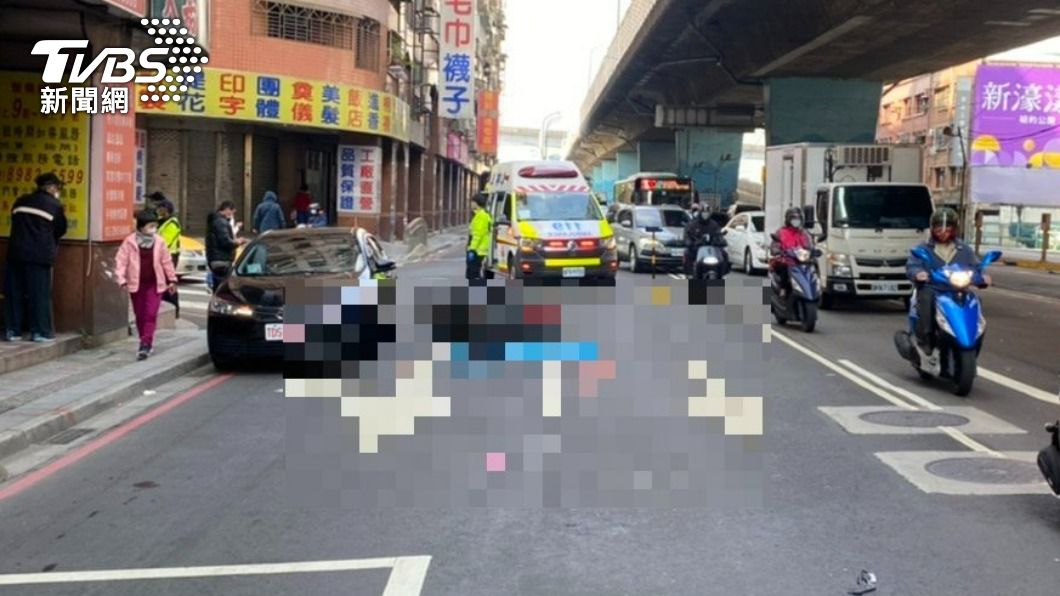 科大前球員騎機車為了閃避違停車遭砂石車輾過。（圖／TVBS）