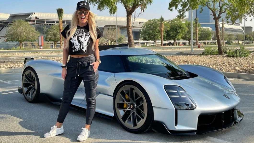 試駕尚未公開發售的車款對她來說是很平常的事。（圖/ 翻攝自Supercar Blondie IG）