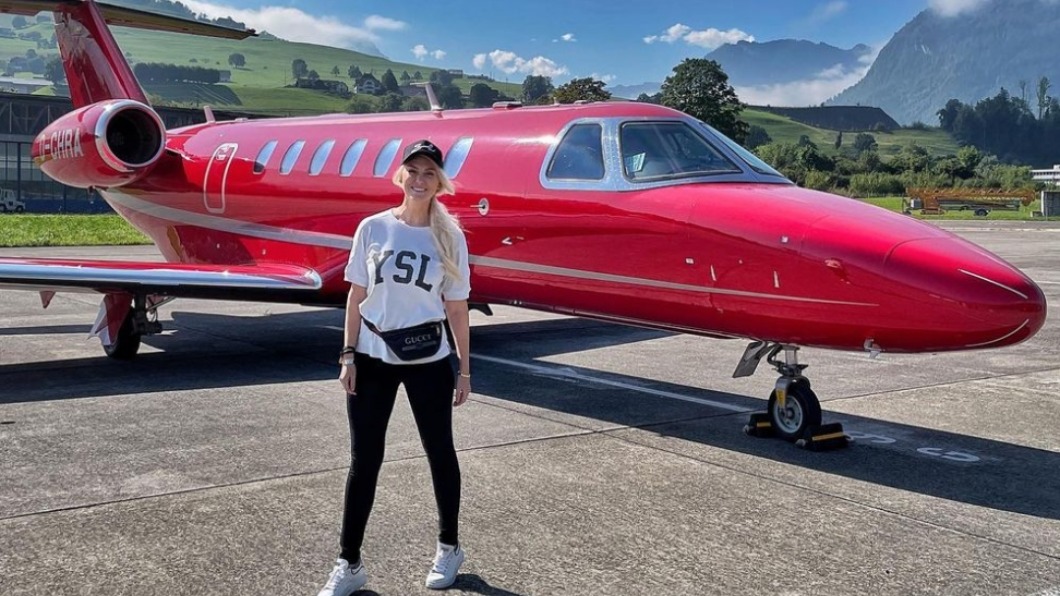 成名之後她的生活光鮮亮麗，包括了許多包機行程。（圖/ 翻攝自Supercar Blondie IG）