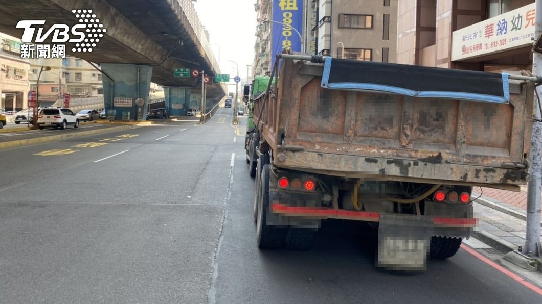 砂石車完全來不及反應意外輾過騎士。（圖／TVBS）