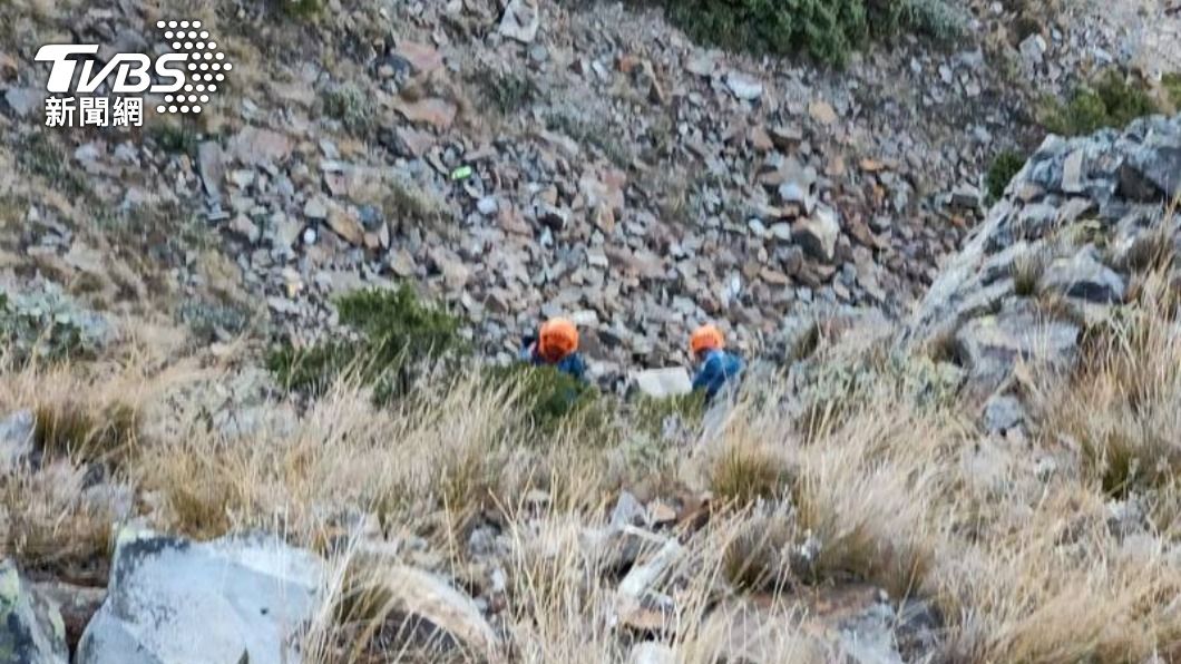 品田山有2登山客墜谷。(圖/新竹縣消防局提供)