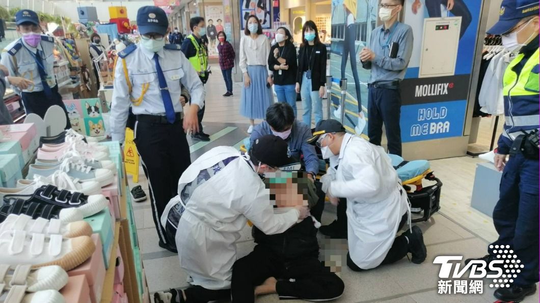 夢時代濺血！高雄男疑遭前妻背叛　持水果刀自刺左胸