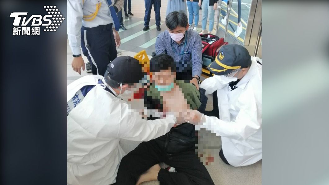 一名李姓男子今（26）日前往夢時代某櫃位找前妻，接著持刀自刺左胸。（圖／民眾提供）
