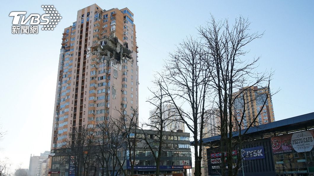 砲彈射進基輔大樓! 外牆遭轟出「凹洞」畫面超驚人