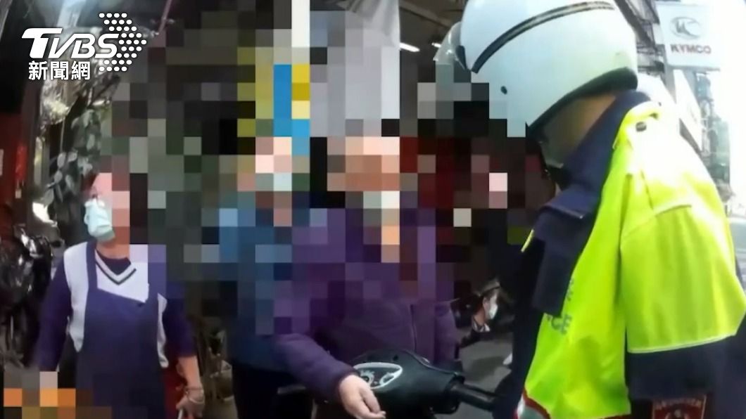 違規並排停車遭警趕 駕駛「親友團」還抱怨:只是拿東西