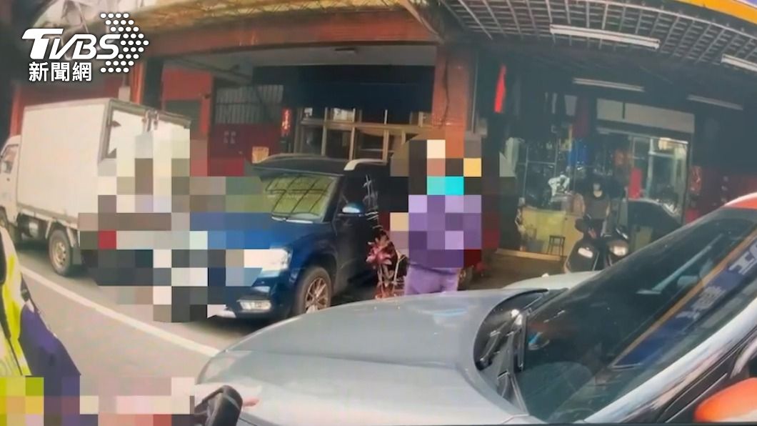 駕駛把車併排停在路中央。（圖／TVBS）