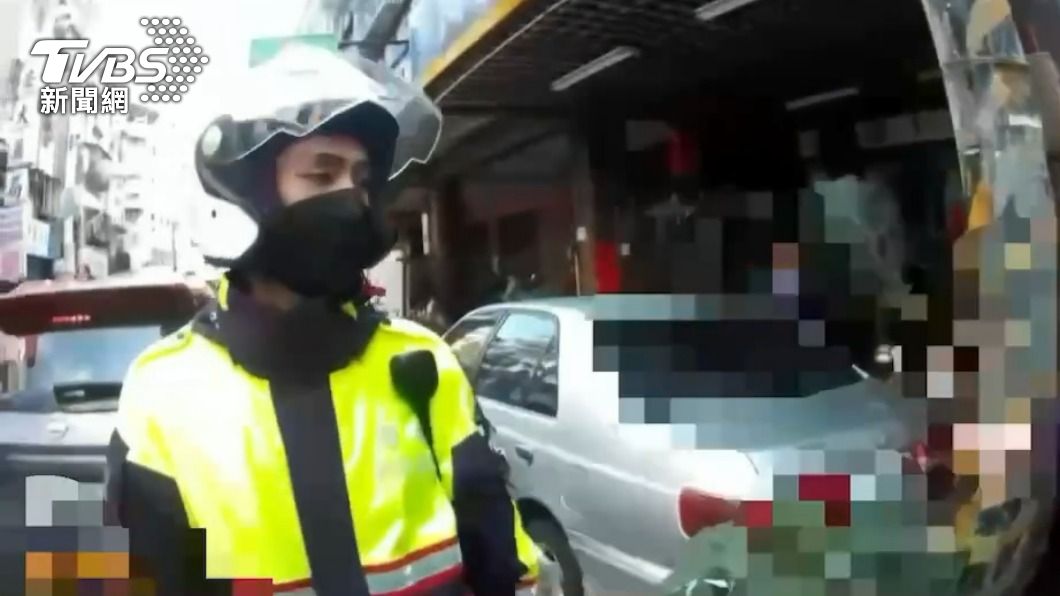警方到場自小客車（左）仍違規。（圖／TVBS）