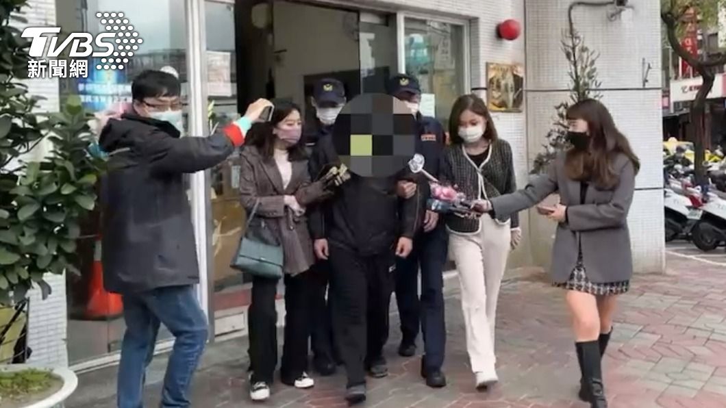 砂石車司機反應不及意外輾過騎士。（圖／TVBS）