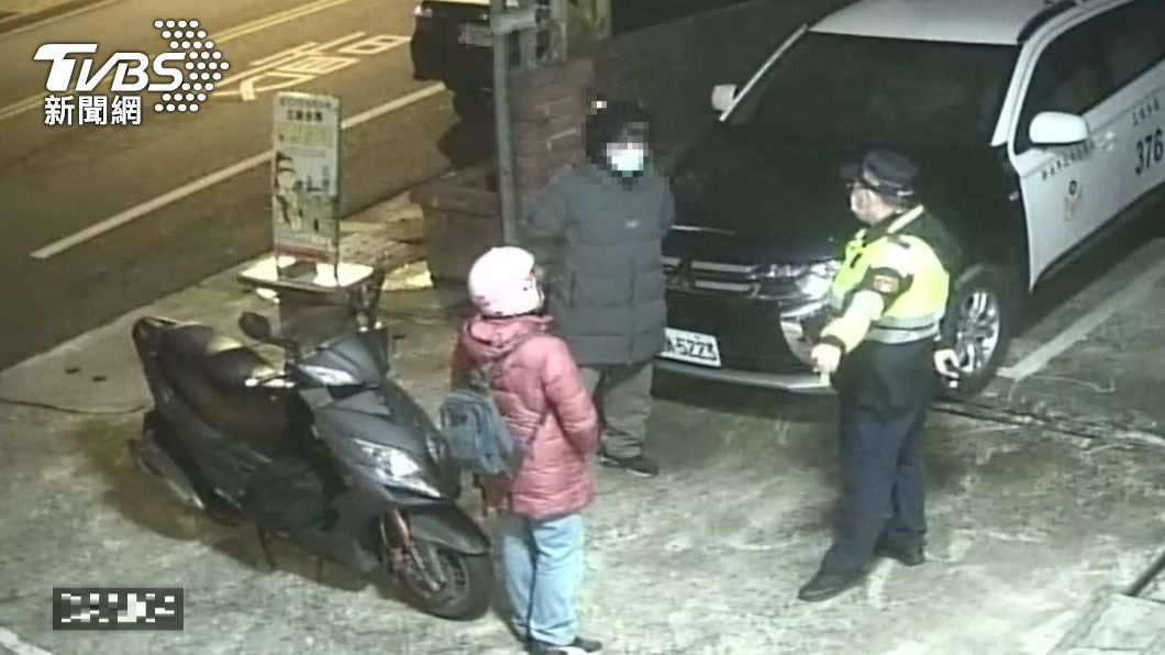 夫妻騎機車「遠征」武陵突爆胎　卡山區警察神救援