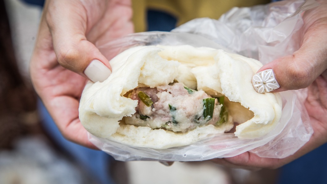 新北「金山王肉包」販賣的包子。(圖/大手牽小手玩樂趣提供)