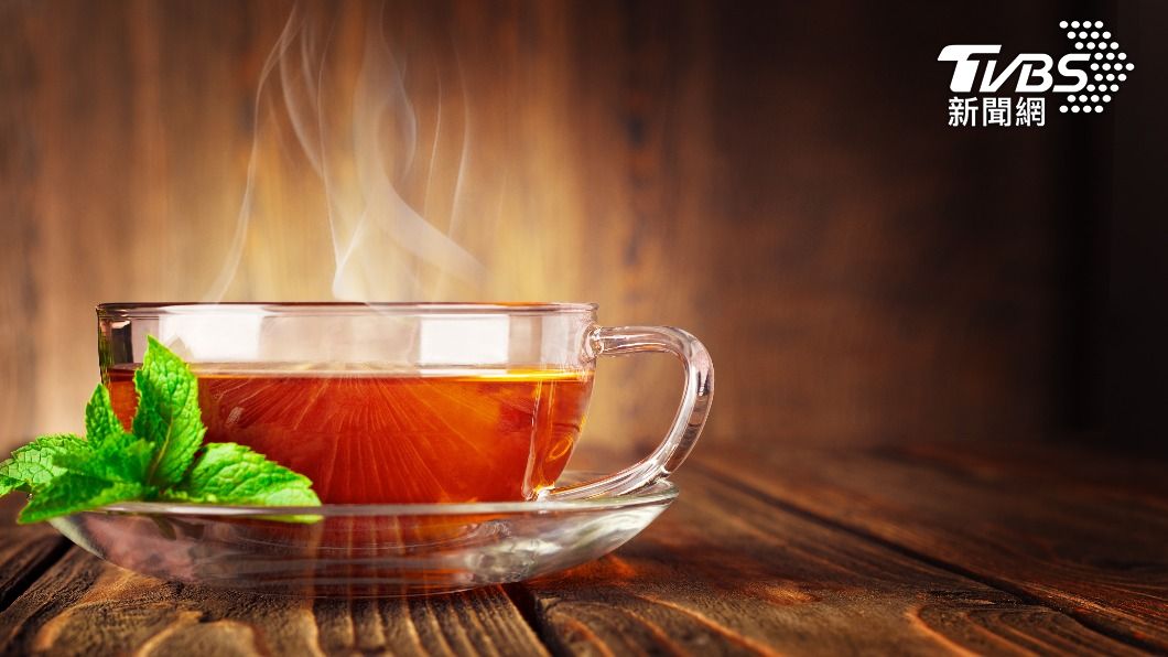 研究尚未證實薄荷茶能改善膝關節炎。(示意圖/shutterstock達志影像)