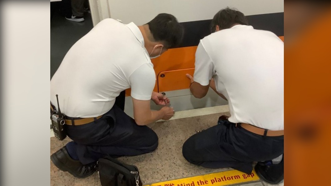 最終在高鐵人員的協助下成功取回手機。(圖/翻攝自Dcard)