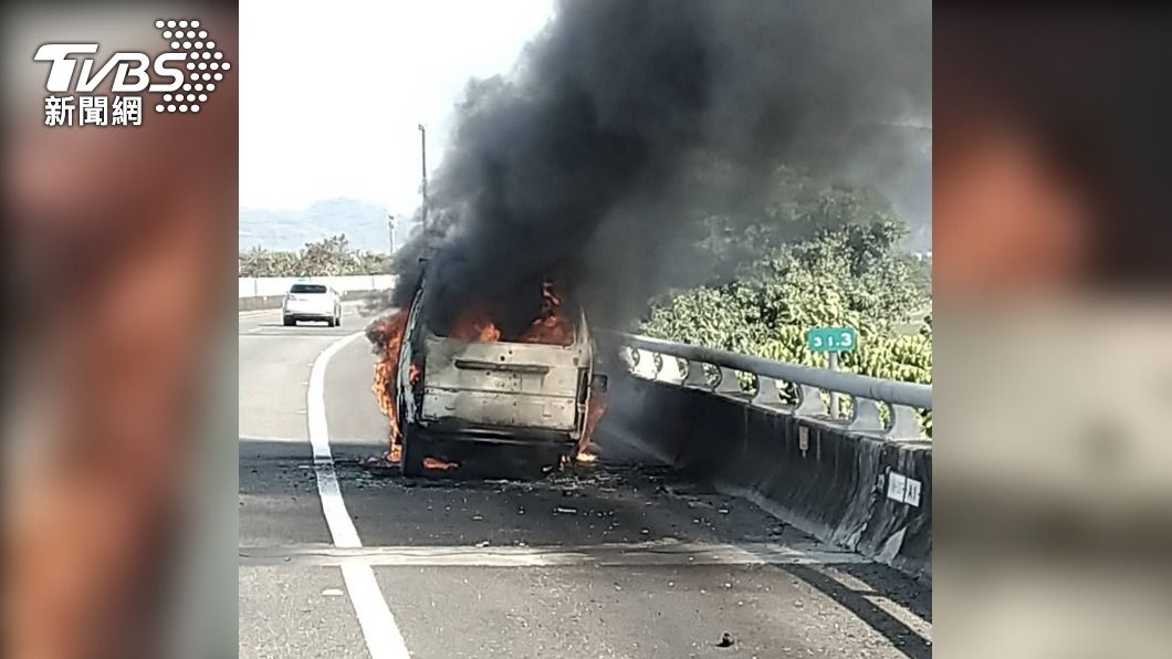 國道10號今(27)日上午9時許,發生一起火燒車意外。(圖/國道警方提供)