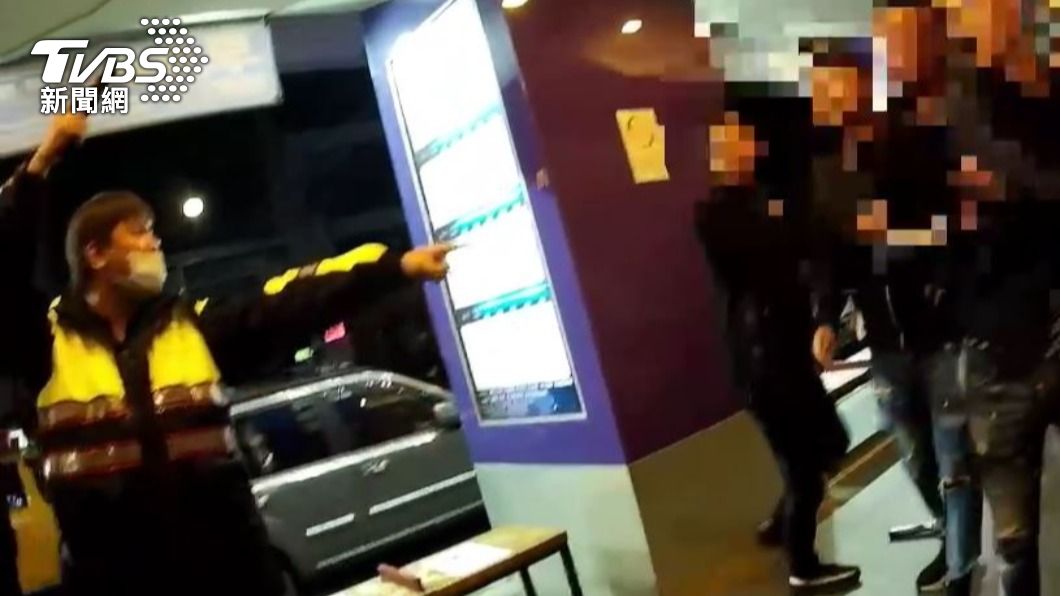 員警對空鳴槍威嚇。