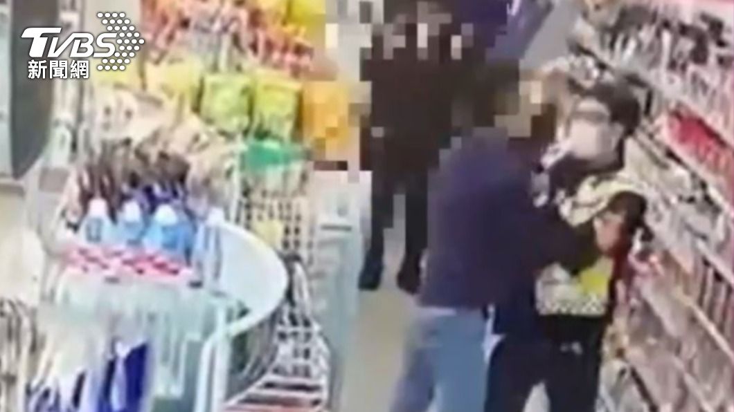 酒客將茶葉蛋弄破不購買，推嗆店員遭警制止。