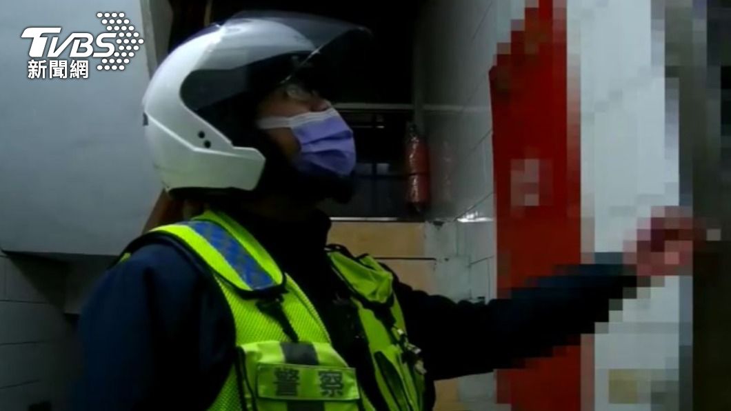警方多次敲門無人應答,鄰居提供先前蒐證影像佐證。(圖/TVBS)