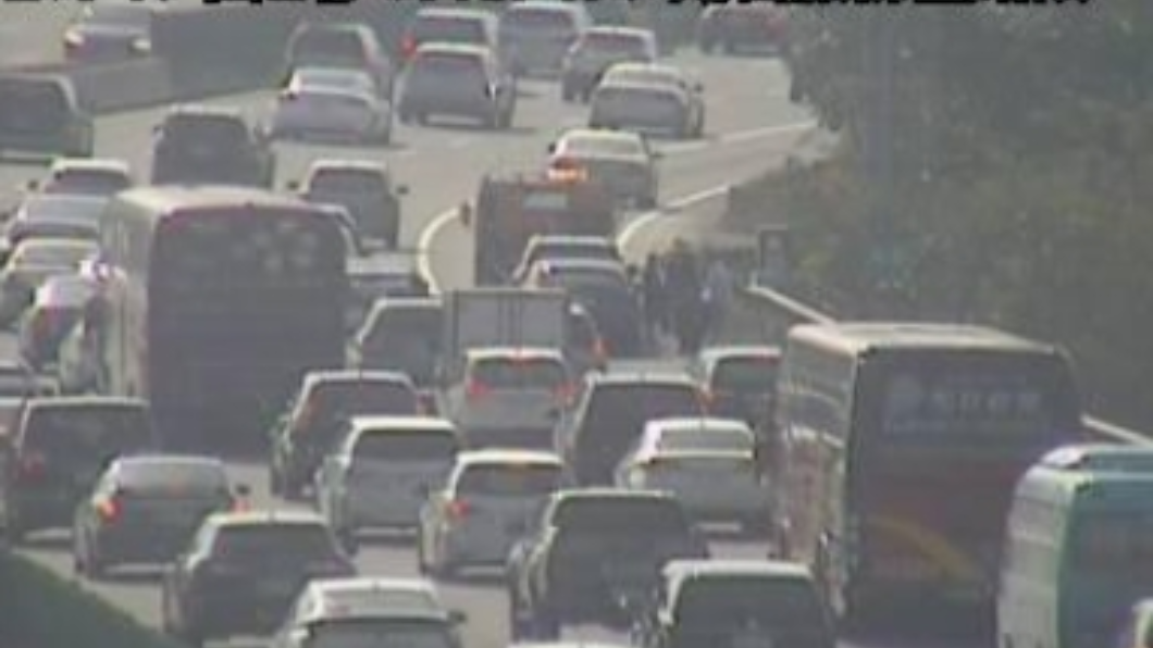 上午08:51國1南向88公里處發生2輛小客車追撞事故。(圖/高公局提供)