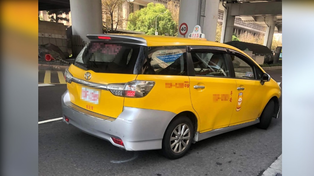 祖孫表示，半小時後運將返回行李，東西疑似有被動過的痕跡。（圖／翻攝自爆料公社 臉書）