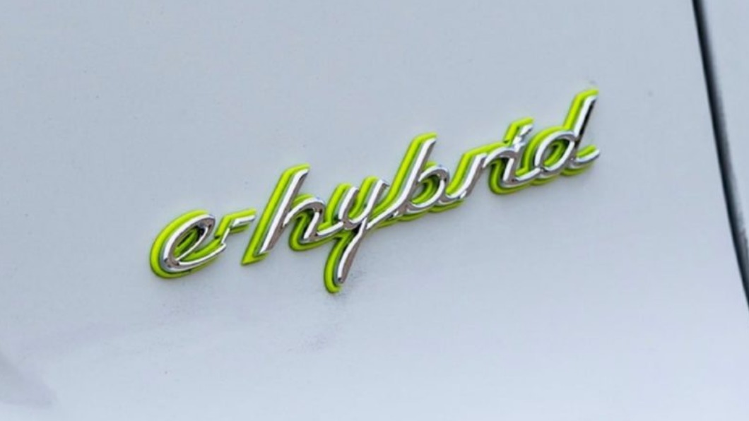 E-Hybrid表示一輛同時配備了引擎和電動馬達的車輛。(圖/Porsche提供)