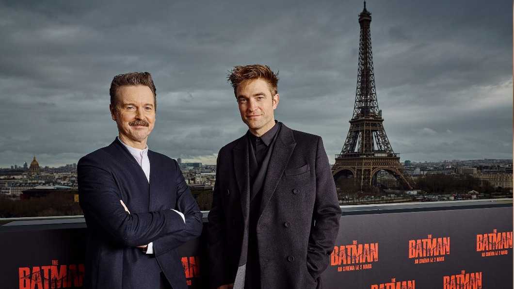 《蝙蝠俠》導演麥特李維斯（Matt Reeves）與男主角羅伯派汀森（Robert Pattinson）。（圖／華納提供）