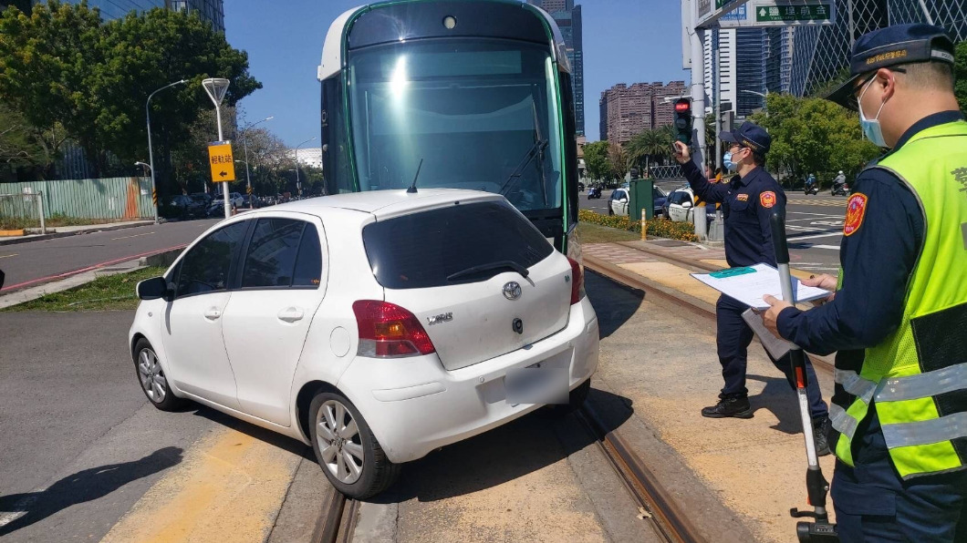 轎車違規左轉跟高捷輕軌列車發生碰撞。圖/高捷提供