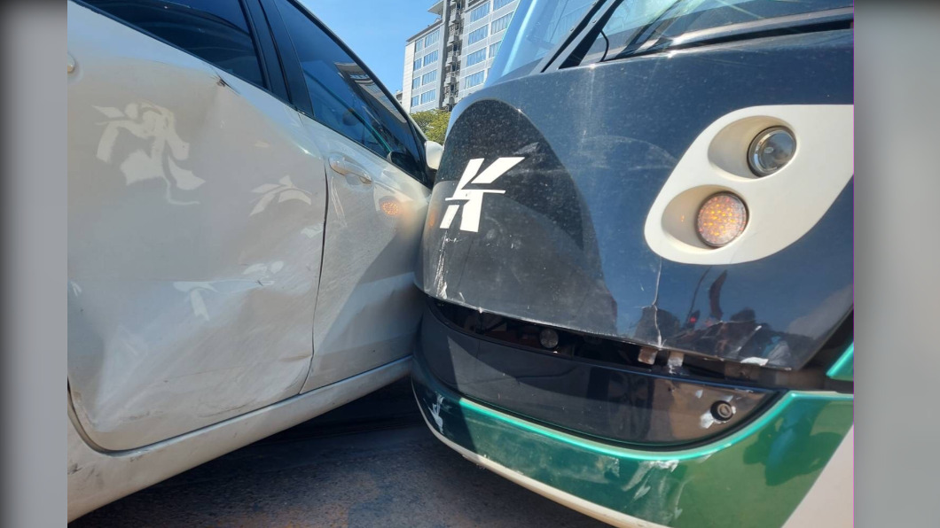 轎車違規左轉跟高捷輕軌列車發生碰撞。圖/高捷提供