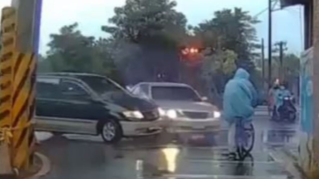燈號沒亮搶先左轉！轎車撞直行車波及騎士「險遭輾」