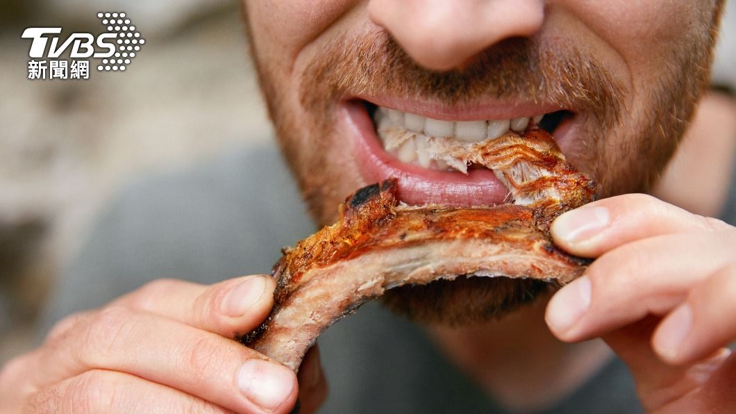 吃飯發出咀嚼聲也是讓有些人無法接受的NG餐廳行為。(示意圖/shutterstock達志影像)