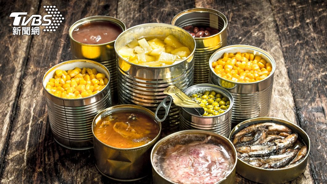 罐頭也是網友認為必備的糧食之一。(示意圖/shutterstock達志影像)