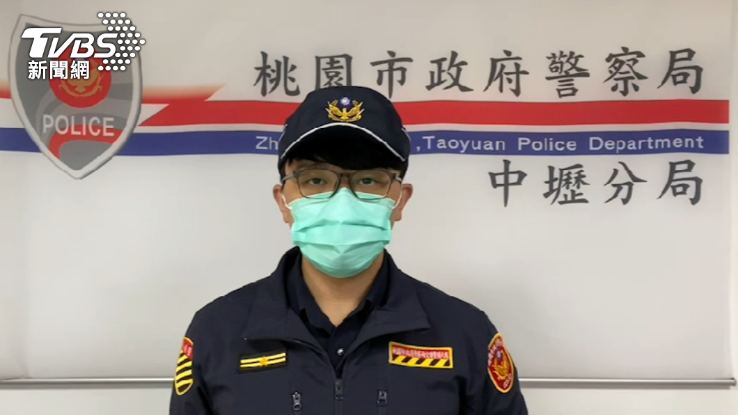 中壢交通中隊分隊長陳錚說明案情。(圖/TVBS)